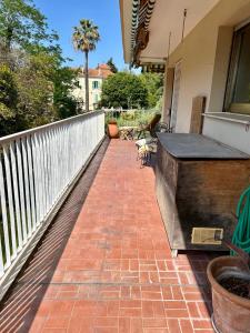 胡安莱潘Lovely 4-person apartment 200 m from beaches Cap d'Antibes的阳台设有砖地板和围栏