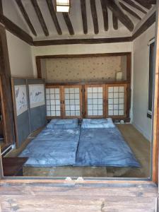庆州Yasun Gallery的一间卧室,卧室内配有一张大床