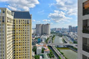 胡志明市April Apartment的享有河流和建筑的城市美景