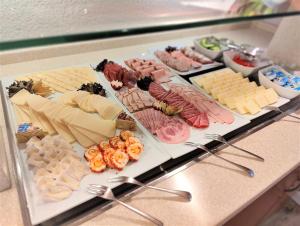 宾茨美瑞格斯酒店的一大堆不同种类的奶酪和肉类