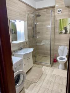 马马亚Belle Sea View Apartment Mamaia的带淋浴、卫生间和盥洗盆的浴室