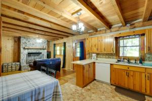 格林维尔Family-Friendly Afton Cabin with Spacious Yard!的厨房配有木制橱柜和壁炉。