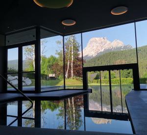 圣维托-迪卡多雷拉帝妮亚公园酒店的客房享有湖泊和山脉的景致。