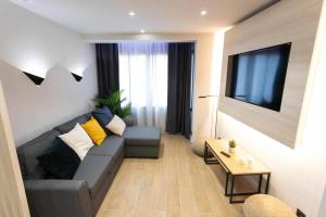 比亚雷亚尔Apartamento Milano Living Suites en Vila real的带沙发和电视的客厅