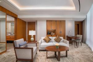 仰光LOTTE Hotel Yangon的客厅配有沙发和桌子