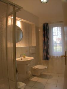 萨加尔德马克特酒店的一间带水槽、卫生间和淋浴的浴室
