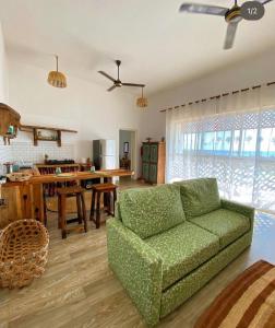 KidotiBig Furaha Villa的客厅配有绿色沙发和桌子