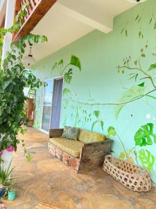 KidotiBig Furaha Villa的客厅里配有沙发,客厅里种有植物