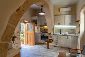 Pazinosconvexa domus的厨房设有拱门、水槽和台面