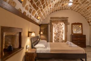 Pazinosconvexa domus的一间卧室设有一张床和砖墙