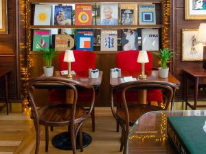 里斯本布朗斯精品酒店的一间带2张桌子和2把椅子的餐厅
