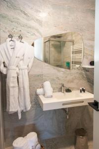 杜鲁埃洛德拉谢拉Duruelo Mountain Suites的一间带水槽和镜子的浴室