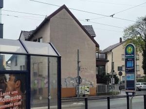 达姆施塔特Wohnung im Zentrum von Darmstadt的一座壁画建筑前的巴士站