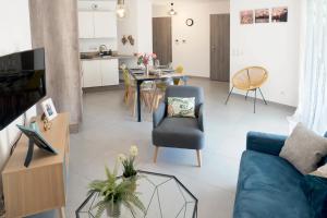 安锡LE COCON TRESUM - Lac, Vieille ville, Garage的客厅配有蓝色的沙发和桌子