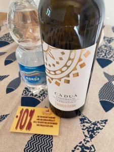 莫内利亚Da Pippo的玻璃杯旁的一瓶葡萄酒