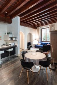 维罗纳Rosa Luxury Apartment的客厅配有桌椅