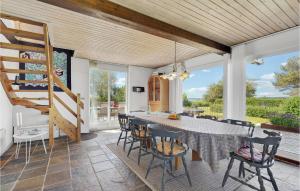 阿森斯Pet Friendly Home In Assens With House A Panoramic View的厨房以及带桌椅的用餐室。