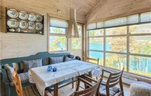 约尔珀兰Amazing Home In Jrpeland With Kitchen的一间带桌椅和窗户的用餐室