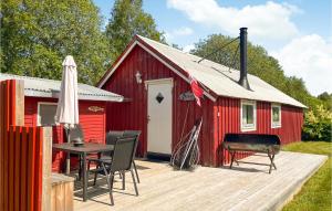 欧维哈拉Amazing Home In Skage I Namdalen With Kitchen的一个带桌子和烤架的红色谷仓