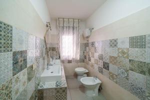 锡尔维玛丽娜B&B MELISSA的浴室配有卫生间、盥洗盆和卫生间。