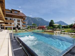 佩尔蒂绍NOVA Moments Boutique Hotel的一座位于山间度假村内的游泳池
