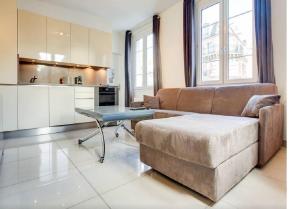 巴黎巴黎圣母院光明公寓的客厅配有沙发和桌子