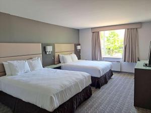 温哥华Best Western Plus Vancouver Airport Hotel的酒店客房设有两张床和窗户。