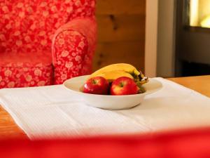 南达Apartment Les Cimes Blanches 102 A by Interhome的桌上放一碗苹果和香蕉