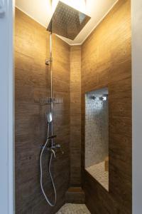 KlimaBlue Horizon Syrma的带淋浴的浴室和木墙