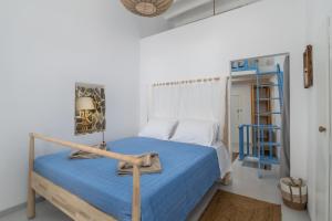 KlimaBlue Horizon Syrma的一间卧室配有一张带蓝色床罩的床