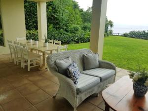 绍斯布鲁姆Sole Haven的庭院配有桌子、沙发和桌椅。
