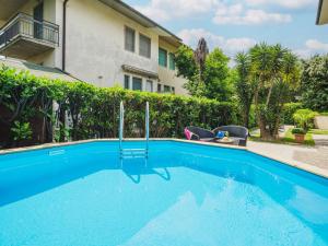 马里纳-迪-皮特拉桑塔Holiday Home Antonia by Interhome的一座大蓝色游泳池,位于房子前
