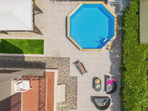 马里纳-迪-皮特拉桑塔Holiday Home Antonia by Interhome的享有房子游泳池的顶部景色