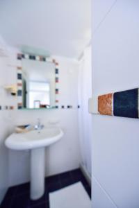 库卡里Kalidon beach Hotel的白色的浴室设有水槽和镜子