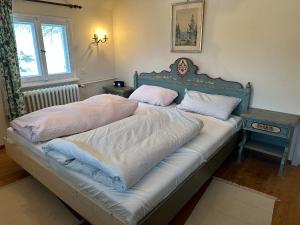 欣特察尔滕Holiday Home Kesslerberg by Interhome的卧室内的一张带两个枕头的床