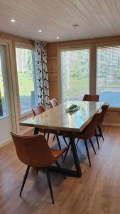 普哈圣山Holiday home Villa Esteri的一间设有玻璃桌和椅子的用餐室