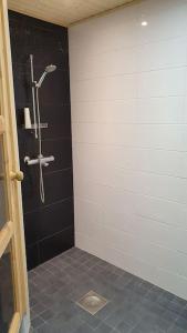 普哈圣山Holiday home Villa Esteri的一间设有黑色和白色墙壁淋浴的浴室