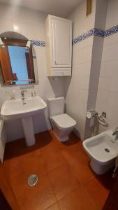 圣维森德马尔Estupendo apartamento en San Vicente do Mar O Grove的一间带水槽、卫生间和镜子的浴室