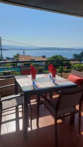 圣维森德马尔Estupendo apartamento en San Vicente do Mar O Grove的阳台上的桌子上放着三杯酒