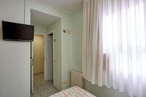 卡斯特利翁-德拉普拉纳扎梅尔酒店的客房设有床、电视和窗户。