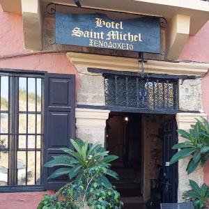 罗德镇Saint Michel Boutique Hotel的带有餐厅标志的建筑