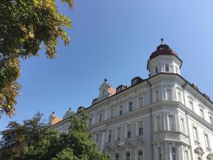 克拉根福Das Domizil的一座白色的建筑,上面有一座塔