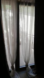 科利比塔Chalet du Lac的窗户,有白色窗帘