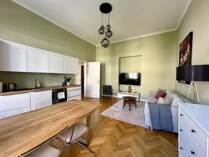 克拉根福Das Domizil的厨房以及带沙发和桌子的客厅。