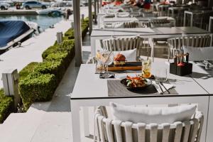 穆泰尔岛Hotel Stomorin-Marina Hramina的桌子上摆放着一盘食物,桌子上摆放着椅子