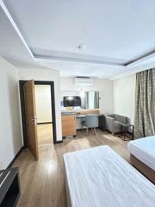 贝尔迪比Hotel Sumela Garden - All Inclusive的酒店客房配有两张床和一张书桌