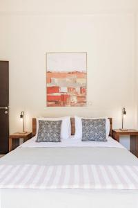依克希亚Halide Luxury Villa的卧室配有白色的床和2个枕头