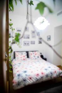 马赛Fred'sHomeGuestroom, SéjourChezl'Habitant, VieuxPort,Friendly的一间卧室,床上放着鲜花