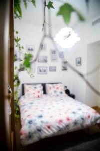 马赛FRED'S HOME GUESTROOM - Coliving, VieuxPort, Friendly的一间卧室,床上放着鲜花