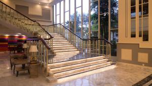 卡拉奇卡拉奇万豪酒店的玻璃栏杆房子的楼梯